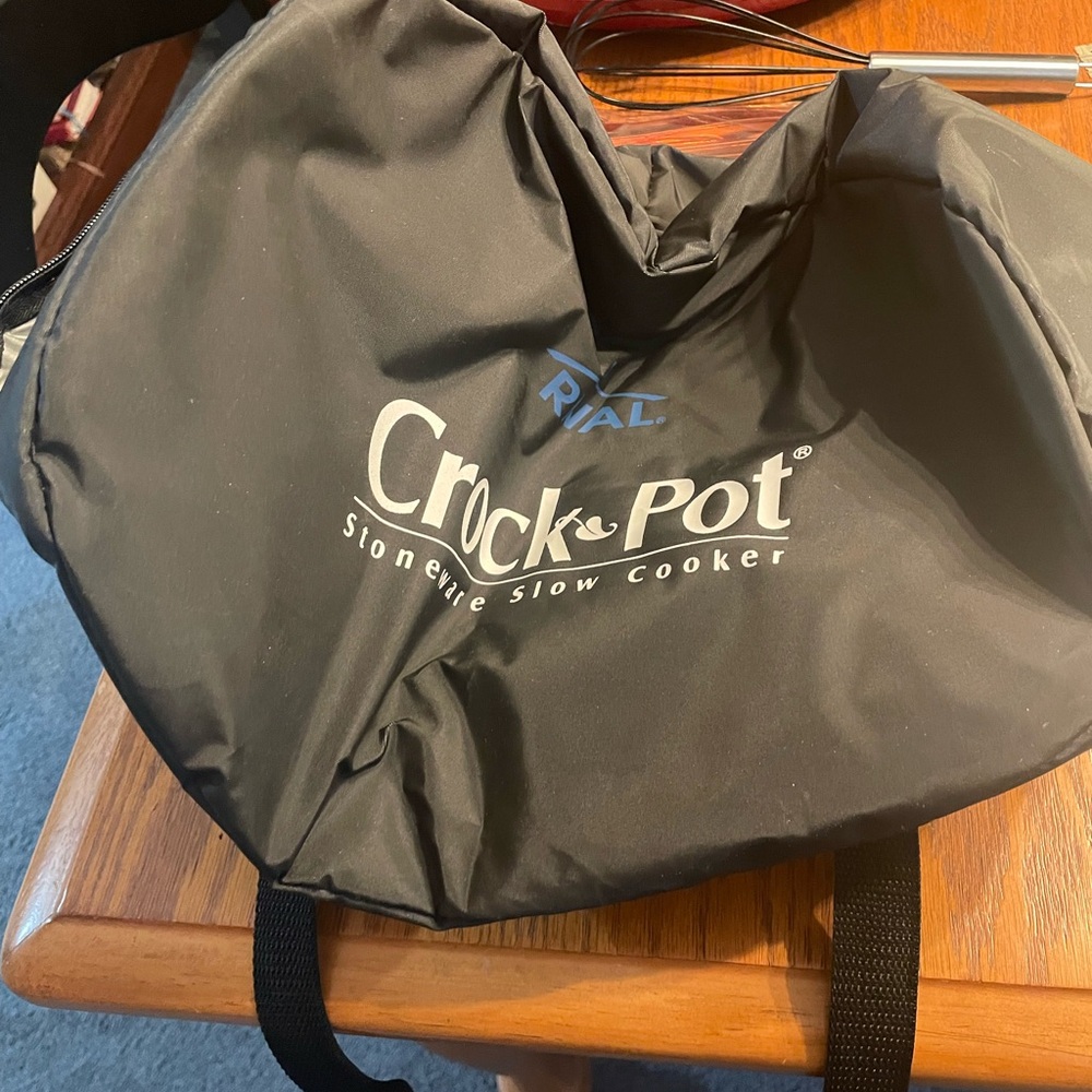 Crock Pot large insulated stoneware slow cooker zippered carrier